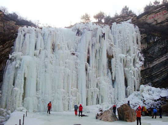 桃源仙谷：亲密接触冰雪　　桃源仙谷最大的特色是可以在冰雪进行有意思的嬉戏玩耍。这里有全市最成熟的攀冰场地，是一面瀑布在冬天凝结而成的墙，不仅看上去层层叠叠很壮观，而且可以在当地租用服装和器材进行攀冰活动，攀冰比起其他冰雪项目比较容易上手，而且惊险刺激。