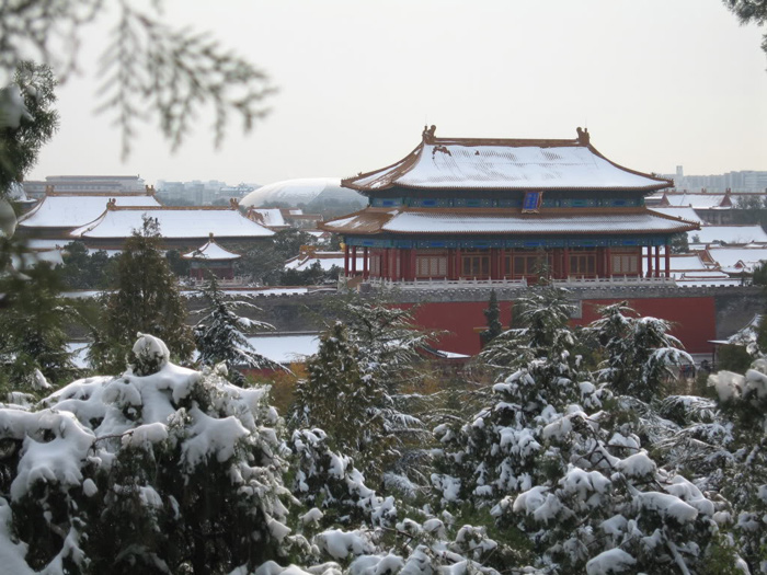 景山：踏迹松柏雪海　　景山是北京城的制高点，山上最多的树木是松树和柏树。每当落雪时分，这些常青树上便覆盖了厚厚的、毛茸茸的白雪，像是披上了厚厚的绒毯，洁白而高雅，使人赏心悦目，素有“景山松雪”之称。特别是登上景山的万春亭，极目远望，故宫、国家大剧院……京城的雪中景色美不胜收。