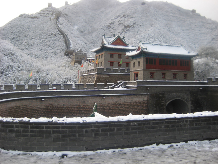 居庸关：“豪饮”居庸霁雪“居庸霁雪”是长城脚下的冬日景观，也是“燕(昌)平八景”之一。居庸关是万里长城著名建筑，矗立于八达岭长城南侧，每当大雪纷纷飘落后，雄伟的关山便成为一片银白的世界。站在关楼之上举目四望，一派“山舞银蛇，原驰蜡象”的壮丽景观，尽收眼底。