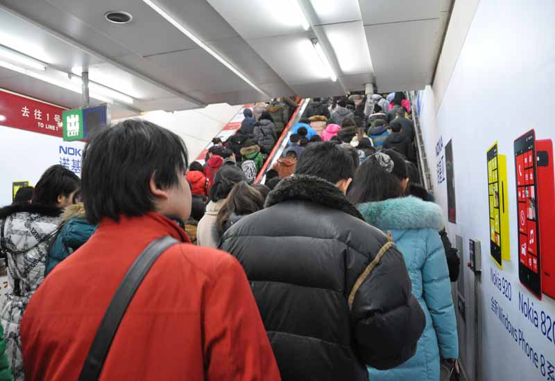 北京十号线成最挤线路 记者实拍早高峰