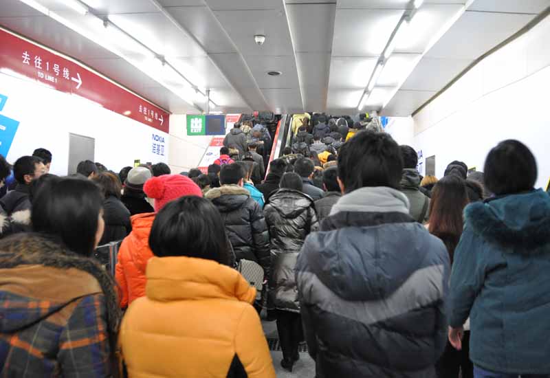 北京十号线成最挤线路 记者实拍早高峰