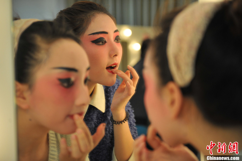 高清:<em>美女</em>戏曲演员幕后化妆百态--北京频道--人