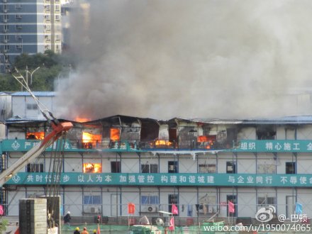 北京CBD国贸附近工地起火 数量消防车赶赴救