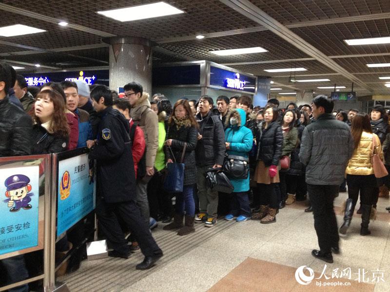 组图:北京地铁1号线八角游乐园站信号故障 部