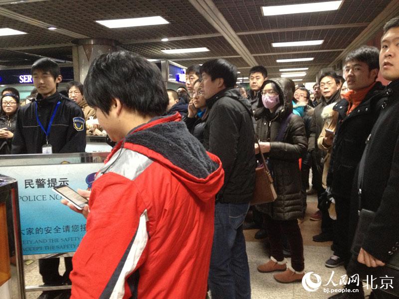组图:北京地铁1号线八角游乐园站信号故障