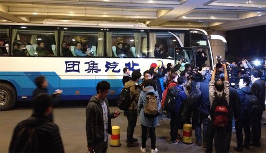 北京:失联航班乘客家属办理护照签证 11日赴马