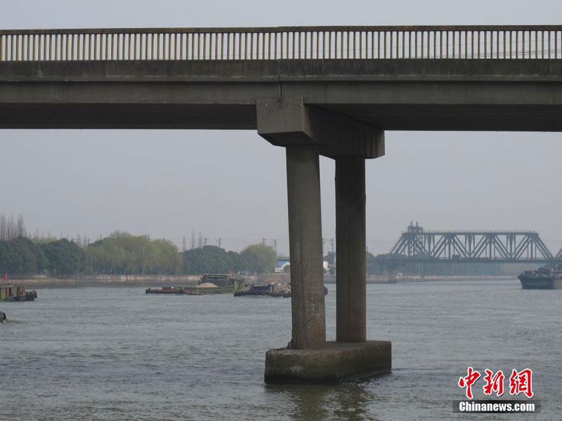 上海松江一大桥遭船只撞击致桥墩开裂