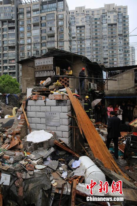 上海一老式居民楼倒塌 已致2人死亡