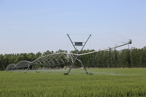 京郊农田用上时针式喷灌机 节水节电更节肥--北