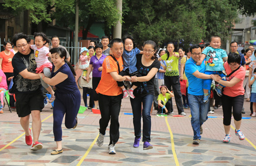 庆六一 丰台云岗街道北里社区举办家庭趣味运动会
