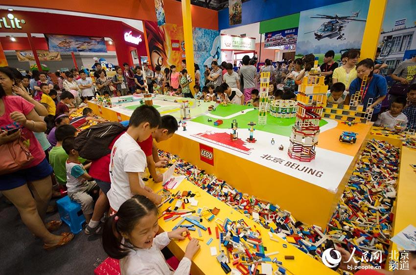 记者实拍2014年妇博会现场:缤纷玩具世界嗨翻