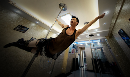 【图片故事】钢管舞男教练的梦想