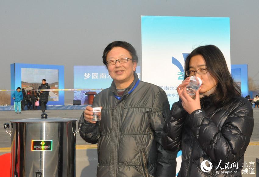 两名北京市民品尝长江水。人民网 刘兰 摄