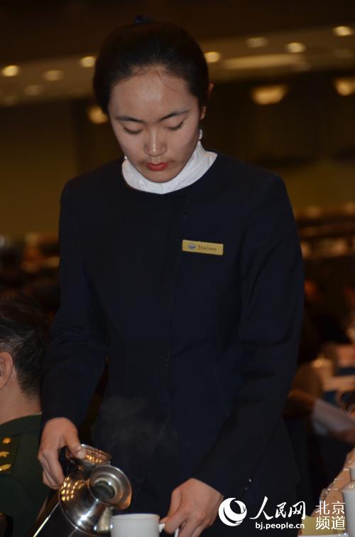 北京政协大会发言上的倩影 服务员排长队倒茶