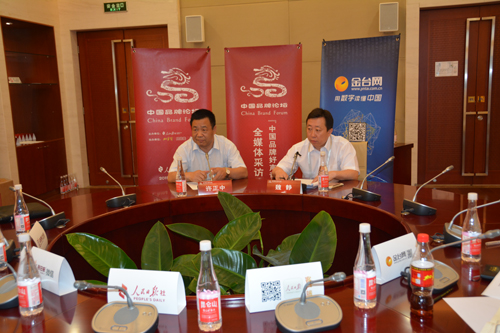 飞鹤乳业总裁助理魏静先生（右一）结接受媒体采访