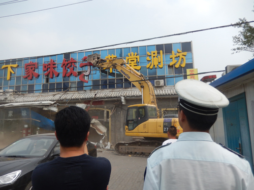 北京海淀区:城管助力棚户区改造 拆除违建万余