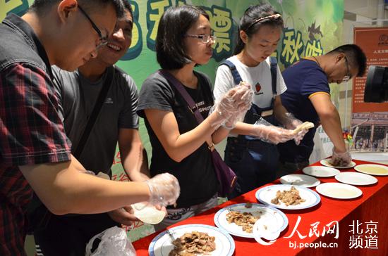 贴秋膘吃秋桃“孙大圣”与居民过立秋