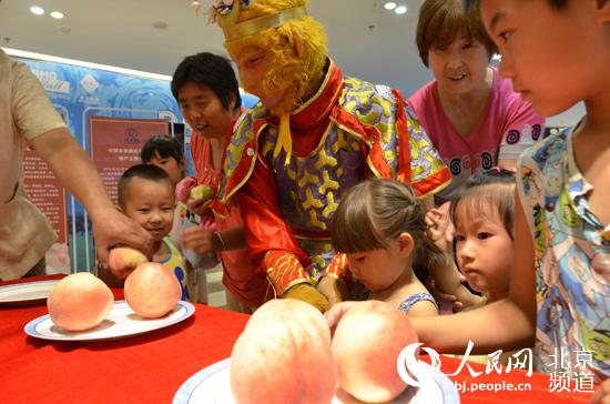 贴秋膘吃秋桃“孙大圣”与居民过立秋