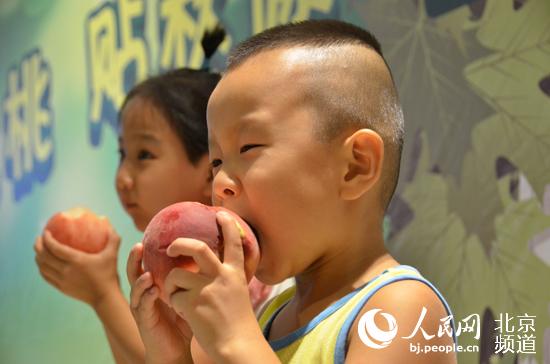 贴秋膘吃秋桃“孙大圣”与居民过立秋