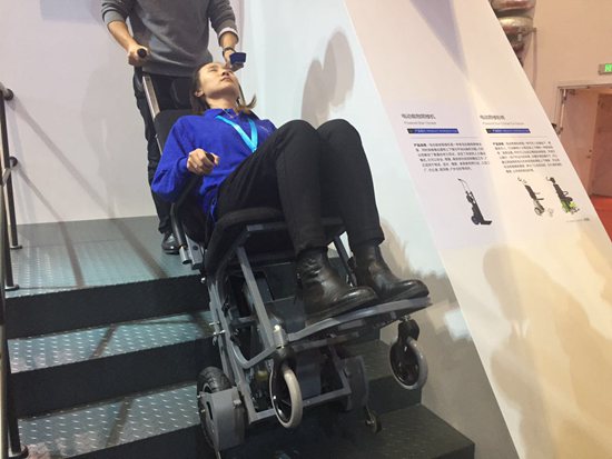 HRG全国首创推臂式电动爬楼轮椅在2016世界