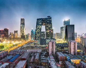   未來，北京長這樣    新時期“建設一個什麼樣的首都、怎樣建設首都”？北京明確全國政治中心、文化中心、國際交往中心、科技創新中心的戰略定位，重在處理好“都”與“城”的關系，始終將“都”擺在首要位置。  構建北京“一核一主一副、兩軸多點一區”的城市空間結構，改變單中心聚集、城市“攤大餅”的發展模式。  把支持雄安新區建設當成北京自己的事，形成與北京中心城區、城市副中心功能分工、錯位發展的“一城兩翼”的新格局。  