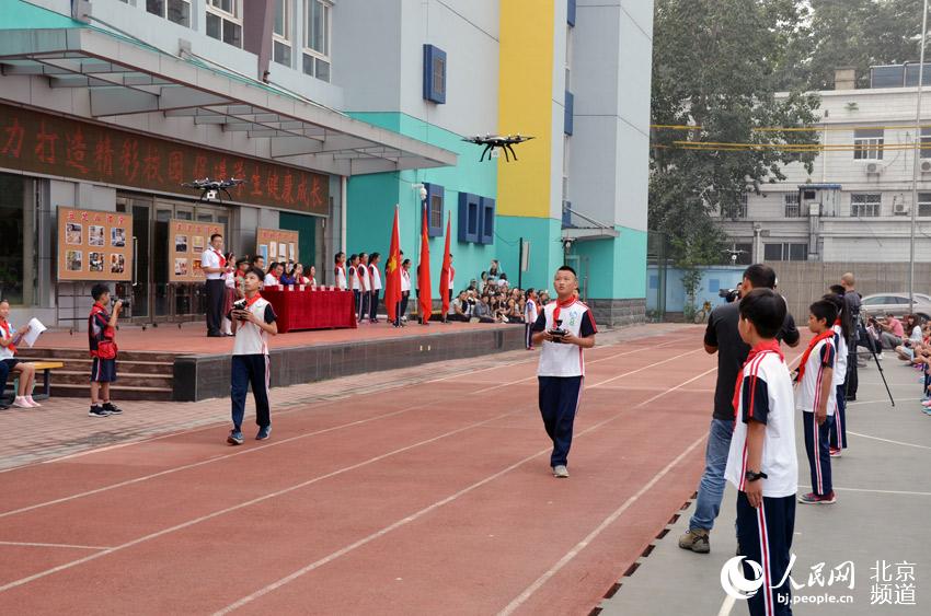 组图:北京中小学开学 三里屯小学为新生送上特