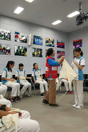 北京市第十中学红十字会迎新 500名新生变身