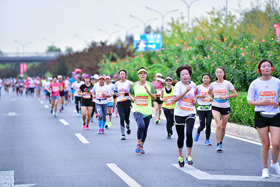 2017北京女子半程马拉松开跑 5000跑友园博园