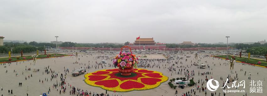 记者从空中俯拍“祝福祖国”花果篮。人民网尹星云 摄