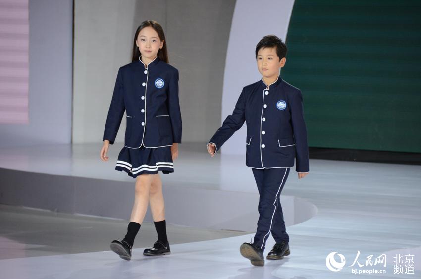 高清组图:北京时装周发布学生装新品 校服可以