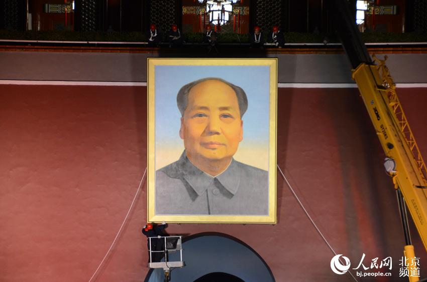 高清组图:迎国庆 天安门城楼更换毛主席画像