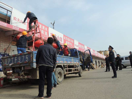 朝阳区将台执法队集中清理违规广告牌 提升市