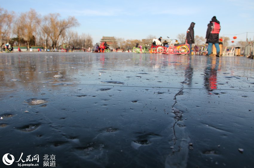冻瓷实了！京城什刹海冰场市民体验“雪色浪漫”