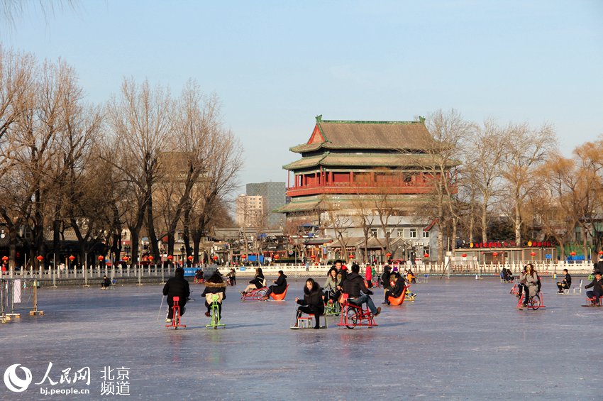 冻瓷实了！京城什刹海冰场市民体验“雪色浪漫”