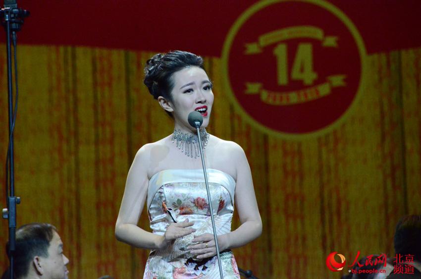 今晚，北京新春音乐会在人民大会堂如约上演，老中青三代歌唱家和各民族歌手通过歌声把新春祝福送给观众。人民网尹星云 摄