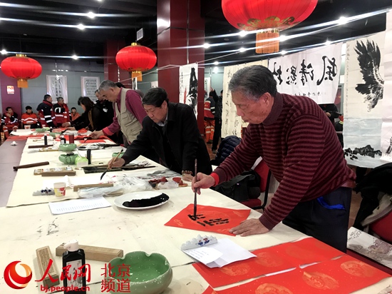 过个暖心节！中国扇子艺术学会为东城环卫职工送迎春书画