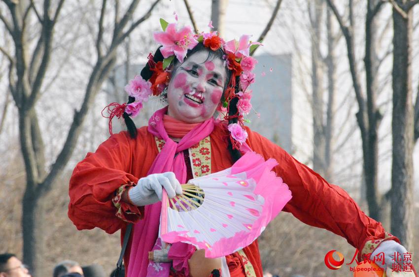 北京延庆区元宵节花会展演现场，多样的造型装扮诙谐幽默，令人忍俊不禁。人民网尹星云 摄