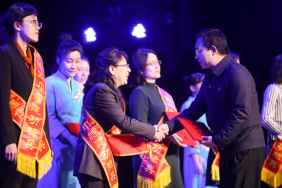西城区妇联举办“建功新时代巾帼展风采”表彰大会