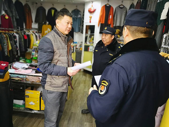 北京朝阳区城管和平街执法队开展店外经营专项