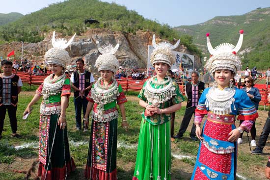 少数民族狂欢节在北京静之湖开幕展示云贵非遗文化