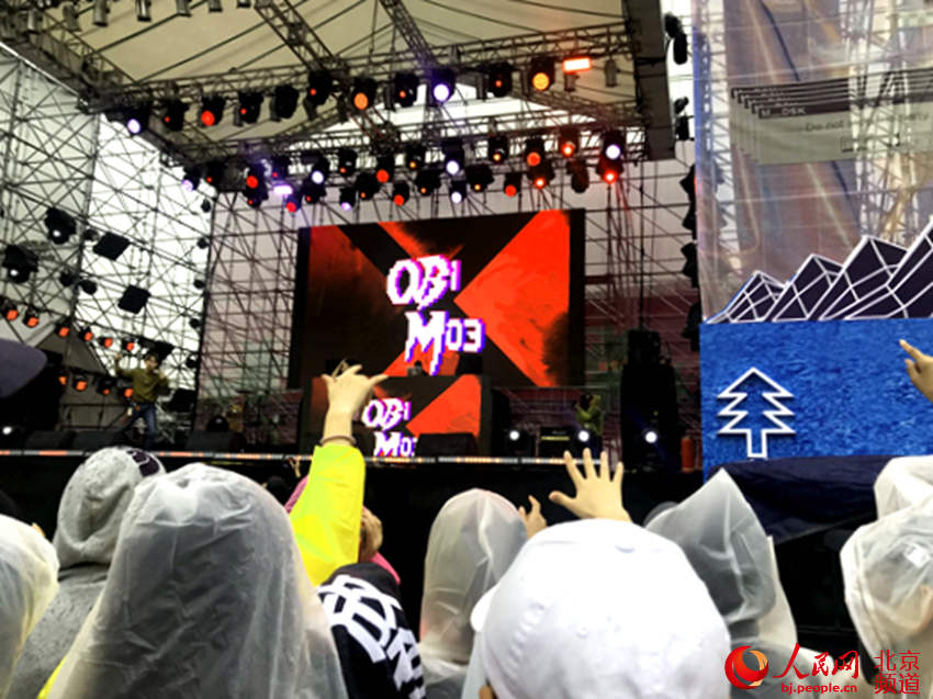 在MDSK舞台，《中国有嘻哈》选手OB03、ONE独壹不贰、满舒克先后登场，把气氛掀至最高潮。 人民网池梦蕊 摄