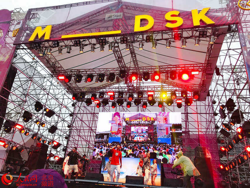 在MDSK舞台，《中国有嘻哈》选手OB03、ONE独壹不贰、满舒克先后登场，把气氛掀至最高潮。 人民网池梦蕊 摄