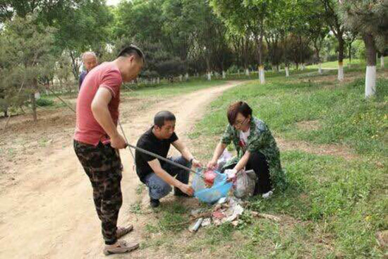 丰台王佐镇千名党员参与环境清理清理垃圾百余吨