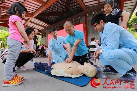 安贞街道开展红十字博爱周活动募捐救助困难群众