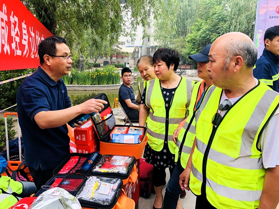 北京东城举行防灾减灾日主题宣传活动现场模拟火场逃生