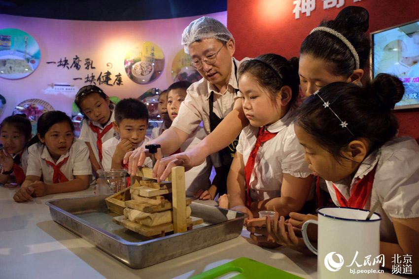 在国际博物馆日前夕，首都师范大学附属小学柳明校区124名小学生走进北京市腐乳科普馆，上了一堂生动的“非遗”课。