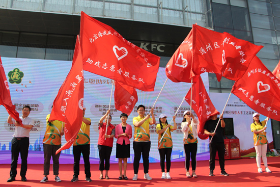 北京通州举办全国助残日活动公众争相竞拍残疾人作品