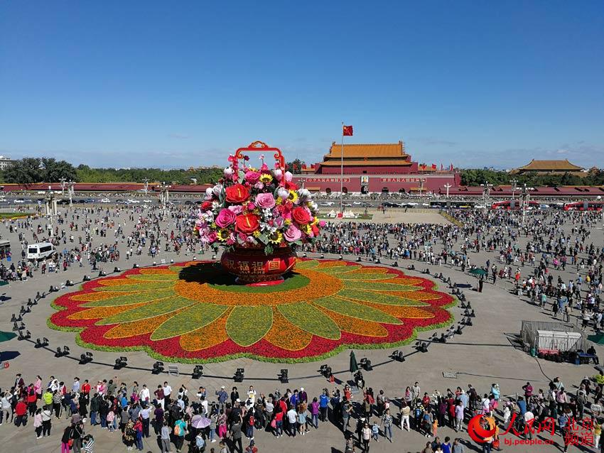 花坛顶高17米，篮体高15.3米，篮盘直径15米，花坛底部直径50米。人民网尹星云 摄