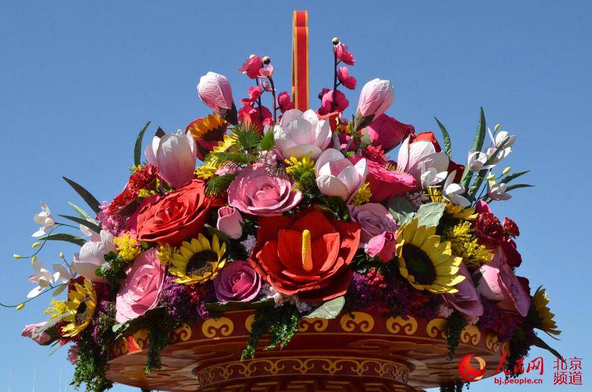 今天上午，天安门广场中心布置的“祝福祖国”巨型花篮组装完成，展现在游客面前。人民网尹星云 摄