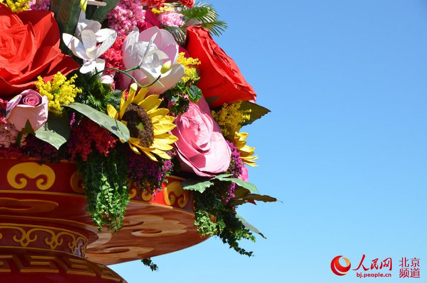 今天上午，天安门广场中心布置的“祝福祖国”巨型花篮组装完成，展现在游客面前。人民网尹星云 摄